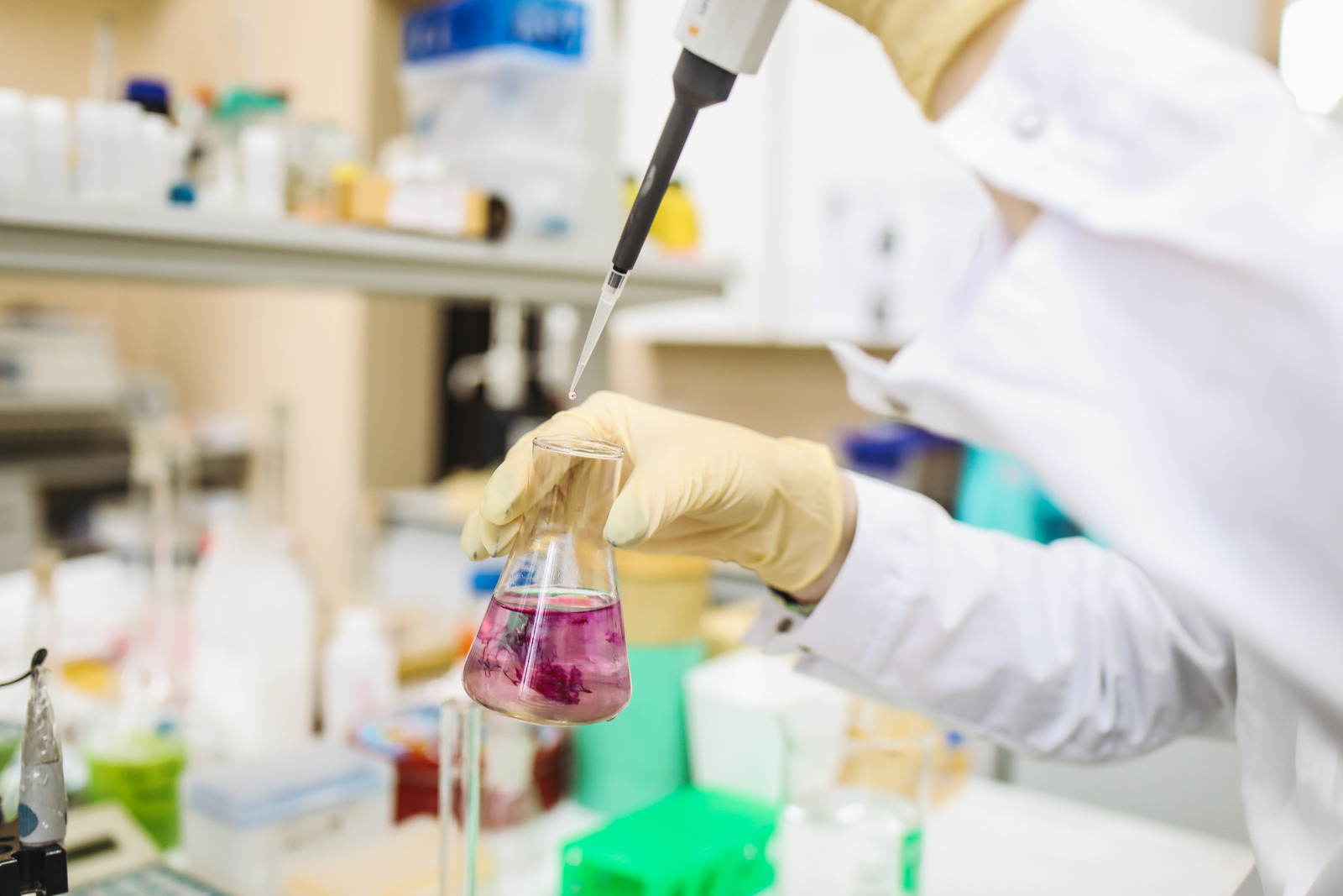canva-scientist-in-laboratory-MAD1wXnvNkY
